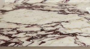neutral quartz worktop with maroon vein